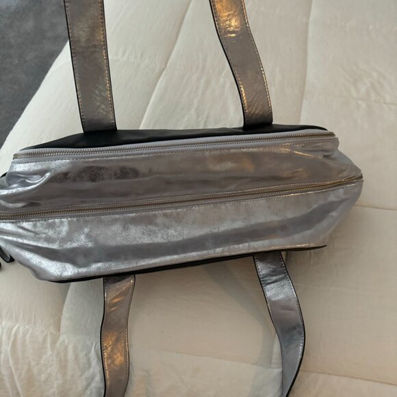 LULULEMON Women's Silver & Black Traveler Duffle/Overnight/Gym BAG - Picture 5 of 7